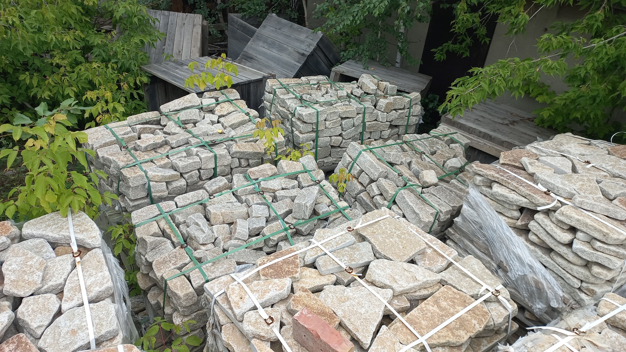 Плитняк галтованный гранитный для ландшафтного дизайна купить в Златоусте