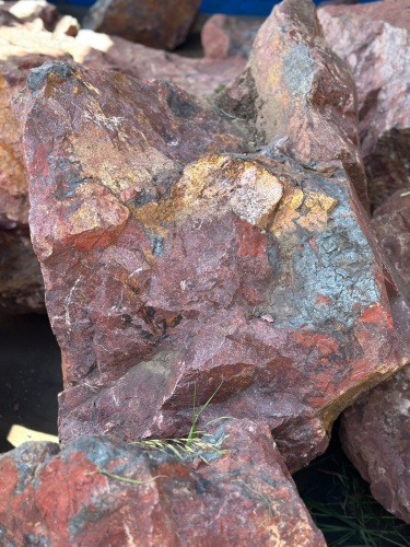 Камни для ландшафтного дизайна красно-фиолетовые 10-60 килограмм купить в Златоусте