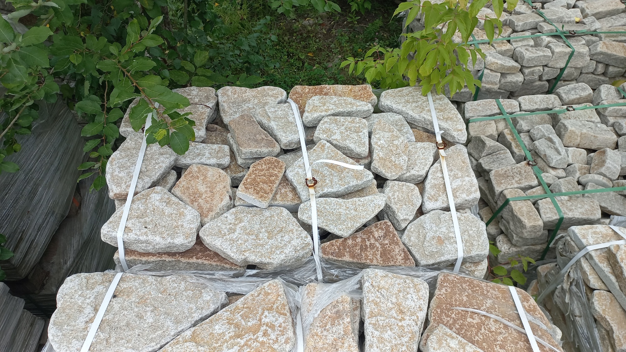 Плитняк галтованный гранитный для ландшафтного дизайна купить в Златоусте