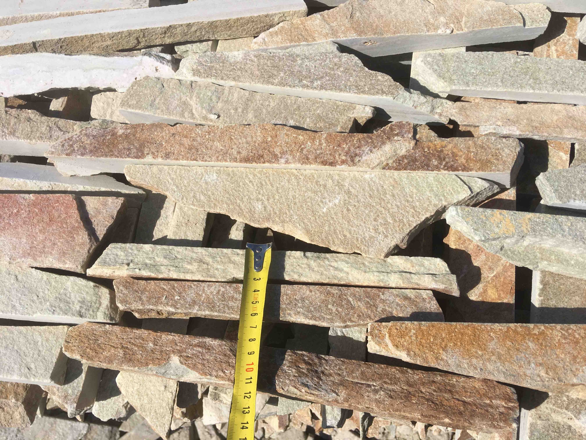 Горбушка златолит золотистый для облицовки купить в Златоусте