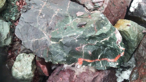 Гигантские зелёные валуны для ландшафтного дизайна весом более 5 тонн купить в Златоусте