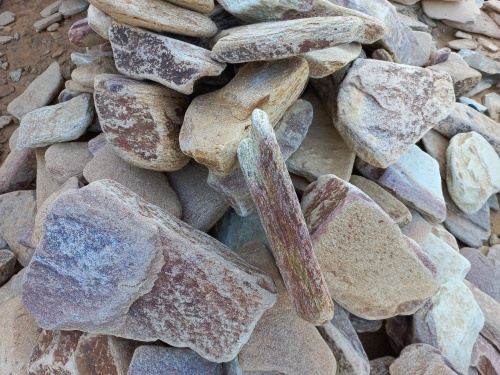 Златолит жёлтый, жёлто-зелёный глыбки и валуны для ланшафтного дизайна купить в Златоусте