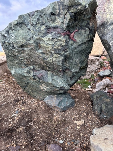 Гигантские зелёные валуны для ландшафтного дизайна весом более 5 тонн купить в Златоусте