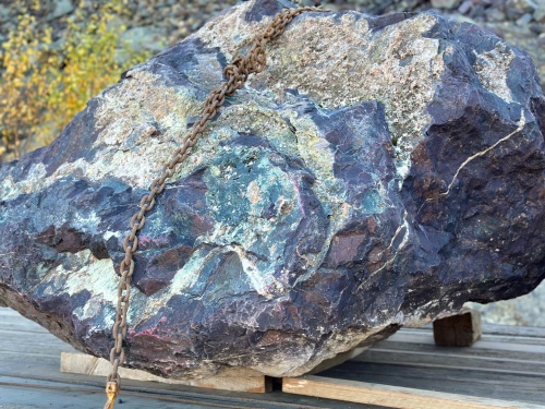 Огромные красно-фиолетовые валуны для ландшафтного дизайна весом более 5 тонн купить в Златоусте