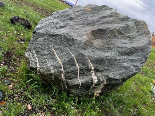 Гигантские зелёные валуны для ландшафтного дизайна весом более 5 тонн купить в Златоусте