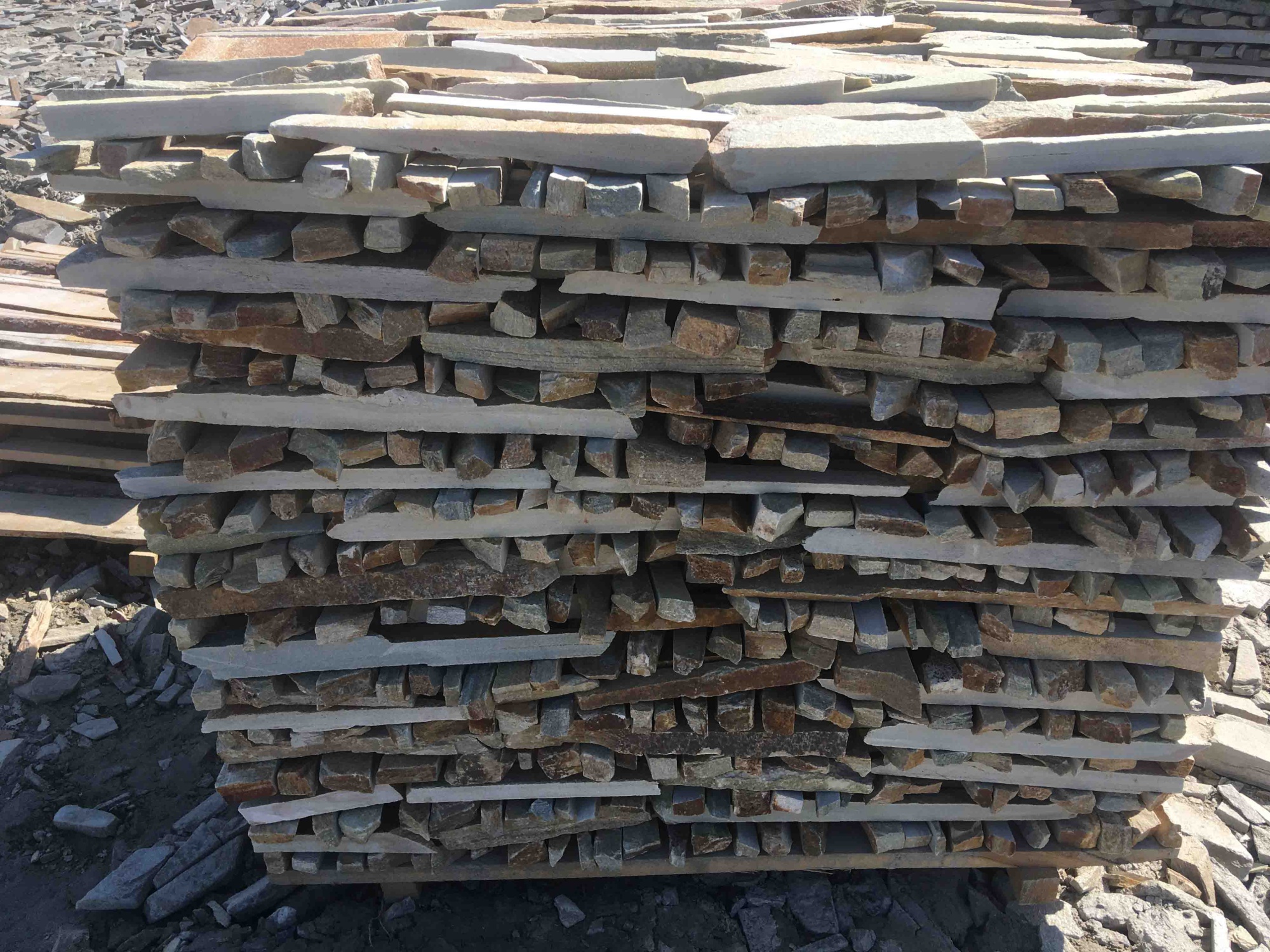 Горбушка златолит золотистый для облицовки купить в Златоусте