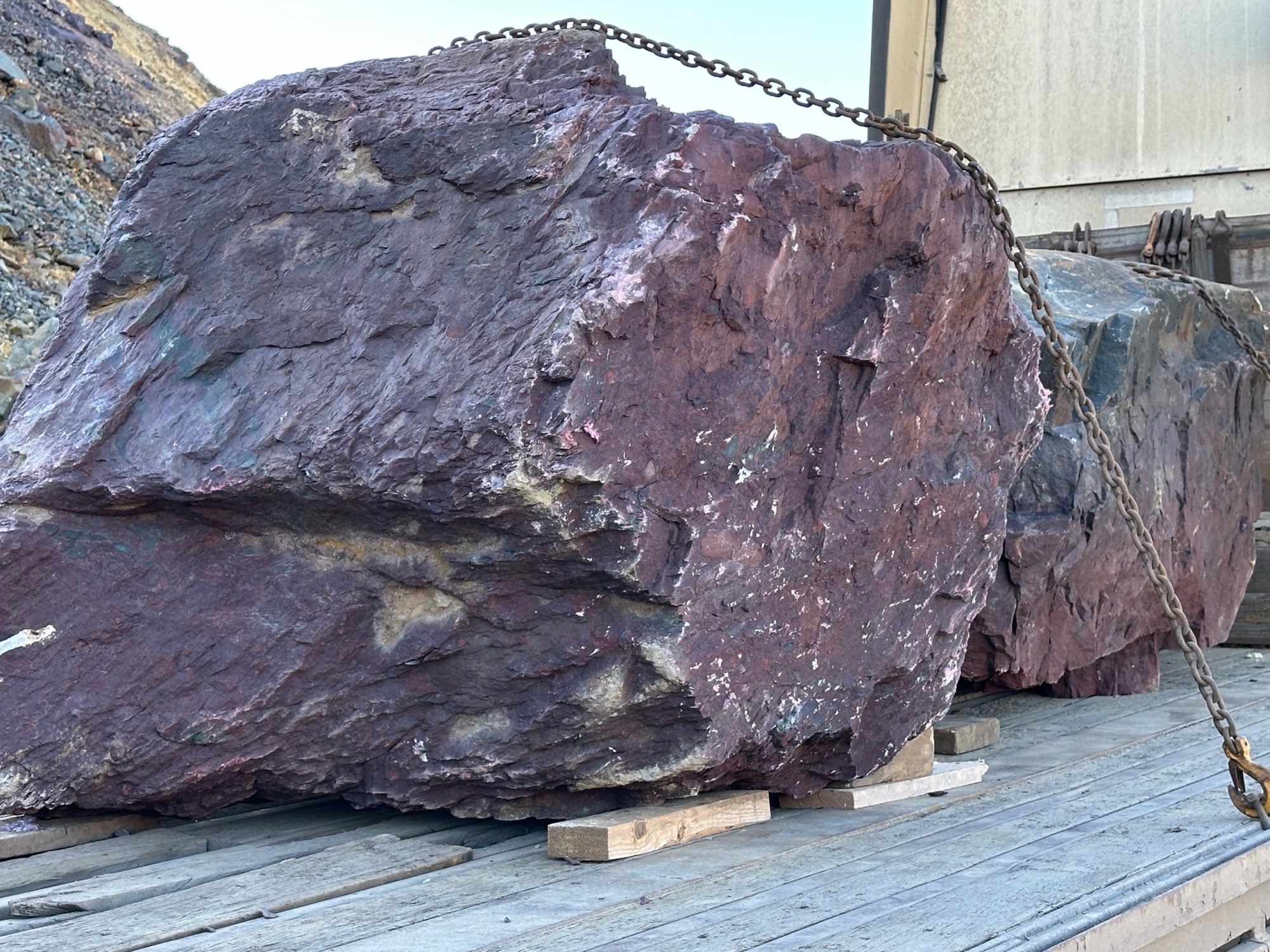 Огромные красно-фиолетовые валуны для ландшафтного дизайна весом более 5 тонн купить в Златоусте