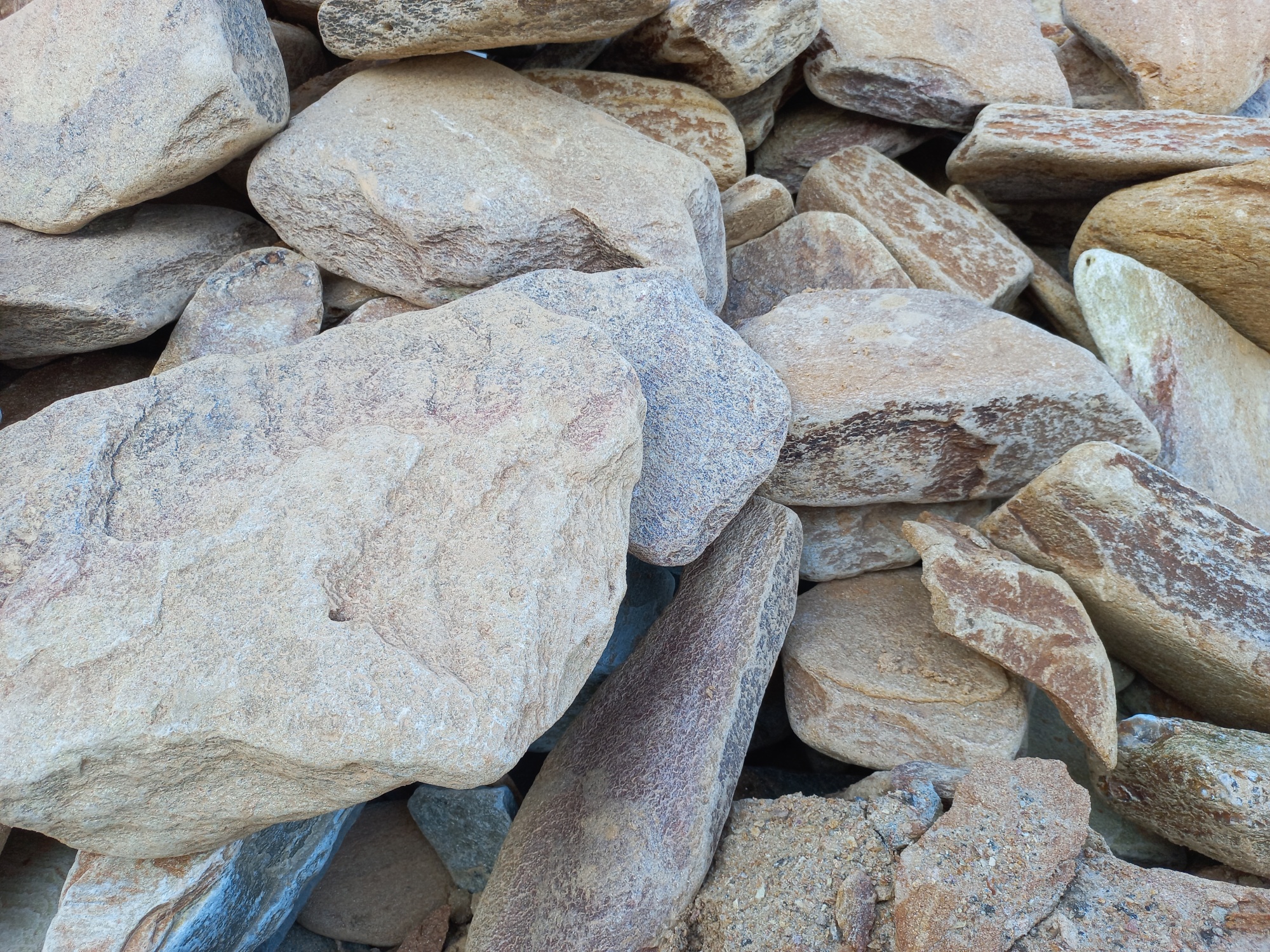 Златолит жёлтый, жёлто-зелёный глыбки и валуны для ланшафтного дизайна купить в Златоусте