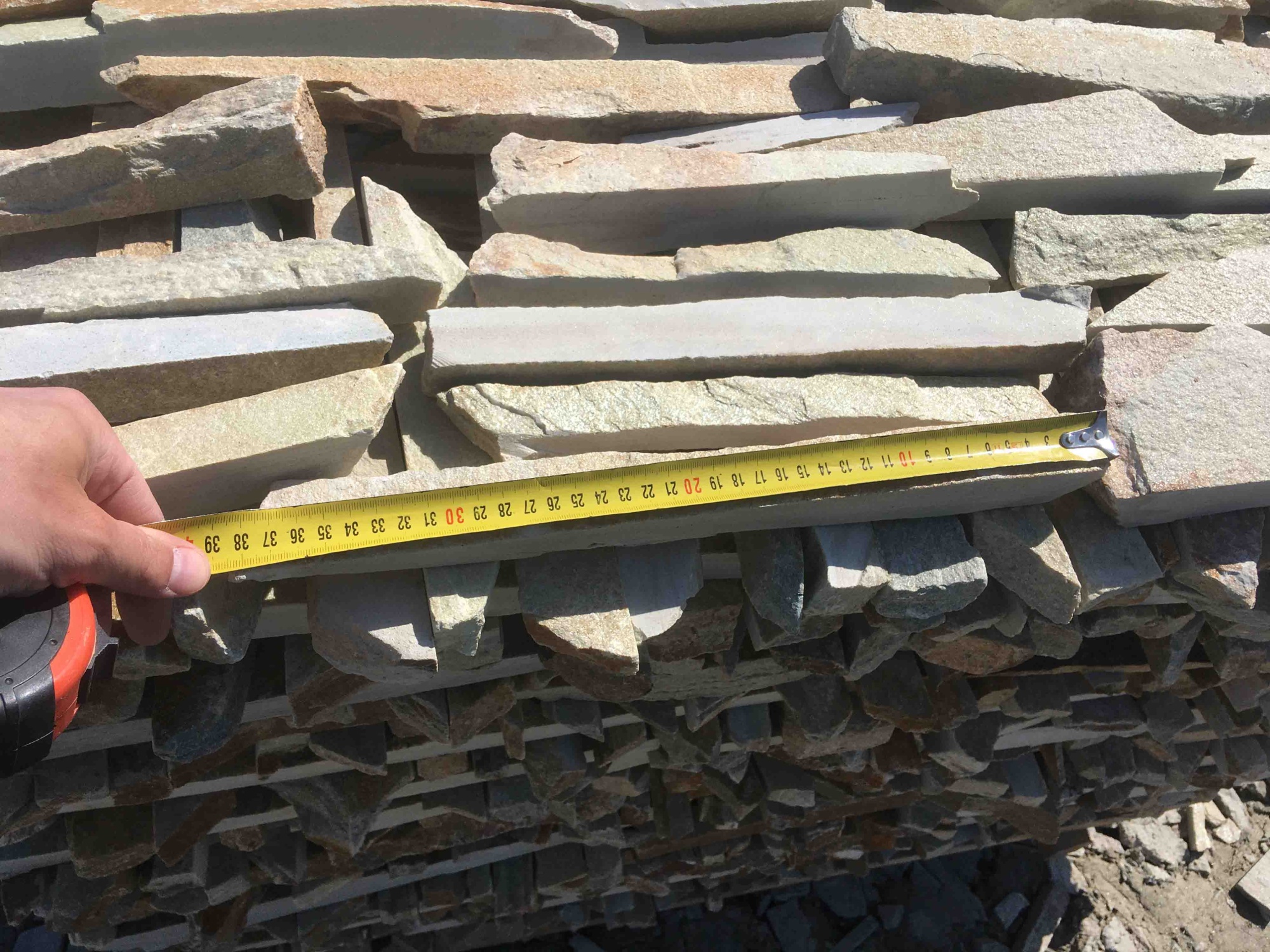 Горбушка златолит золотистый для облицовки купить в Златоусте