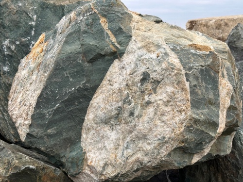 Гигантские зелёные валуны для ландшафтного дизайна весом более 5 тонн купить в Златоусте