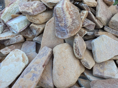 Златолит жёлтый, жёлто-зелёный глыбки и валуны для ланшафтного дизайна купить в Златоусте