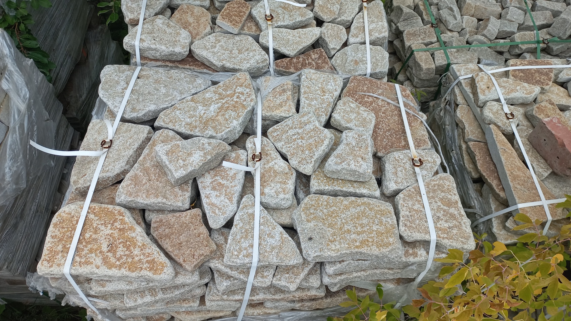 Плитняк галтованный гранитный для ландшафтного дизайна купить в Златоусте