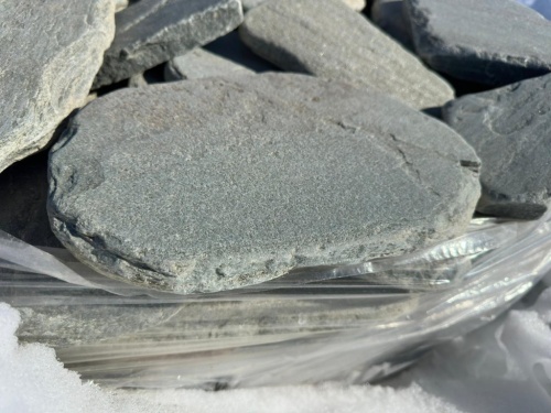 Плитняк златолит зелёный галтованный для мощения на бетон купить в Златоусте